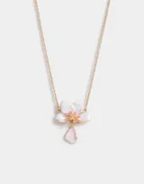 Collar de cadena dorada con dije de flor blanca con detalles rosados y centro dorado con strass.