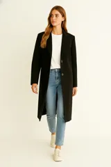 Tapado largo de mujer, color negro, con solapas y cierre frontal de un solo botón.