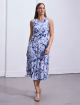 Vestido largo estampado en tonos azules y blancos, sin mangas, con corte a la cintura y detalle de entrelazado en el frente.