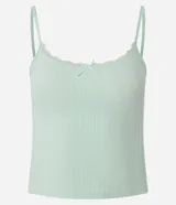 Top de bretel fino color blanco roto, confeccionado en tejido acanalado, con ribete de encaje y un pequeño moño decorativo en el centro del escote.