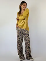 Pantalón de seda estampado en tonos verde oliva y beige, de corte recto y tiro alto, con bolsillos laterales.