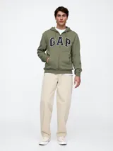 Canguro con cierre y capucha, color ladrillo, con logo GAP estampado en el frente.