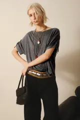 Remera gris de jersey flamé con cuello redondo y mangas cortas con cordones ajustables.