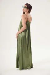 Vestido largo color verde oliva de satén con breteles finos.