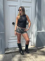 Blusa sin mangas negra cubierta de lentejuelas.