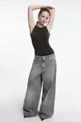 Body negro con hilos dorados, de corte ajustado y sin mangas.