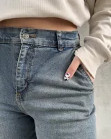 Pantalón de jean azul elastizado de tiro alto.