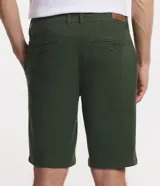 Bermuda masculina de corte slim, confeccionada en sarga lisa color blanco. Cuenta con bolsillos laterales, cierre con botón y cremallera, y trabillas para cinturón.