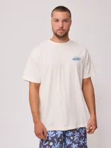 Remera color crema de algodón con estampado del logo de la marca Rusty en el frente.