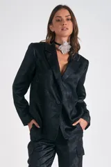 Blazer negro satinado con cuello con solapa y abertura central con botón. Forro interno a tono.