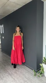 Vestido largo blanco de breteles finos con falda amplia y abertura lateral.