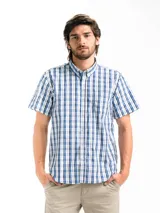 Camisa de hombre a cuadros azules y blancos, de manga corta con cuello abotonado.