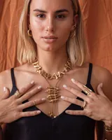 Anillo plateado con diseño abstracto y abierto, realizado en alpaca.