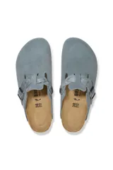 Mocasín Birkenstock Boston color gris basalto de gamuza con correa trenzada y hebilla metálica ajustable.