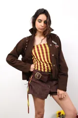 Chaqueta marrón de algodón con botones metálicos, cuello clásico, bolsillos frontales y apliques de tachas y botones formando una flor en la espalda.