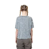 Remera gris de corte holgado con estampa geométrica en el frente con el logo de Topper.