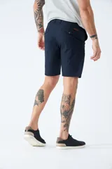 Bermuda de gabardina azul marino con logo bordado, bolsillos laterales y traseros, cierre con cremallera y botón, y presillas para cinturón.