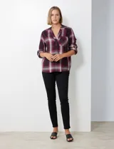Blusa de tejido cuadrille con cuello de camisa y escote en V, manga larga regulable y bolsillo aplicado.