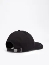 Gorra de béisbol negra de Tommy Hilfiger, con logo bordado en blanco en el frente y detalle distintivo con los colores de la marca en la visera.