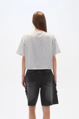 Remera gris de algodón, manga corta, corte holgado y cuello redondo.