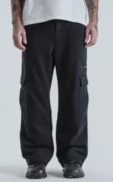 Pantalón de jogging negro de frisa con cintura y puños elásticos, bolsillos laterales, trasero y lateral con cierre.