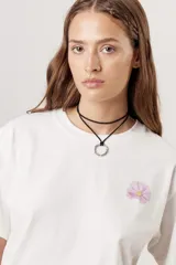 Gargantilla de cuero sintético negro con dije circular de alpaca.