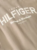 Buzo color beige de cuello redondo, con logo Tommy Hilfiger estampado en el pecho.