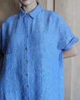 Collar con cordón marrón y dijes de estrellas de mar rojas y blancas.