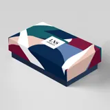 Billetera mediana de símil cuero con diseño a rayas horizontales en blanco, gris y negro. Tiene cierre alrededor y tapa frontal con compartimento interior con 8 tarjeteros y lugar para billetes.