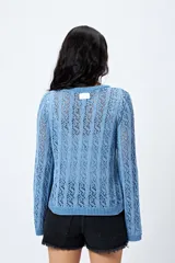 Sweater calado celeste con escote redondo y mangas largas acampanadas, tejido en punto fantasía con dibujo vertical.