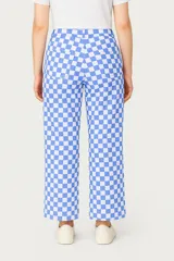 Pantalón de corte recto con estampado a cuadros color naranja y amarillo.