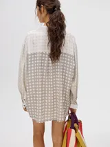 Short boxy de viscosa con estampado de flores, pretina combinada y cordón ajustable. Diseñado en Uruguay.