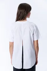 Remera blanca de manga corta con corte recto y abertura en la espalda.