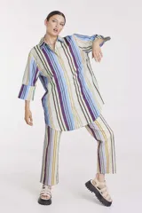 Camisa de mangas 3/4 con estampado de rayas verticales en tonos azul, verde, lila y beige.