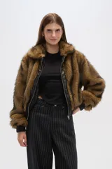 Chaqueta marrón con estampado animal print, cuello solapa, cierre frontal con cremallera y bolsillos laterales.