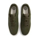 Championes Nike Court Vision Lo de hombre color verde oliva, con suela blanca y logo Nike en el lateral.