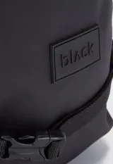 Bolso tipo bandolera color negro, con correa ajustable y cierres impermeables. Tiene un compartimento principal con cierre, dos compartimentos internos y un bolsillo interno con cierre para el celular.