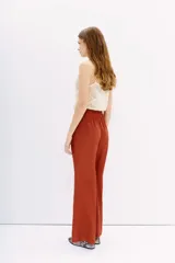 Pantalón palazzo color ladrillo, de tiro alto con cintura elastizada y bolsillos diagonales.