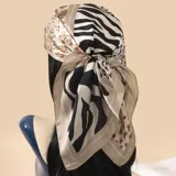 Pañuelo cuadrado de seda con estampado de cebra y leopardo en tonos beige, negro y blanco.