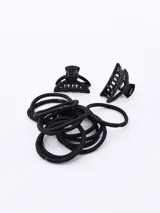 Set de accesorios para el cabello color negro, que incluye coleros elásticos y pinzas tipo clip.