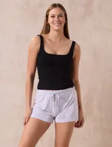 Conjunto de pijama de dos piezas marca René Rofé, compuesto por un top negro de breteles finos y un short con estampado animal print en tonos beige y negro, con cintura elastizada y cordón de ajuste.
