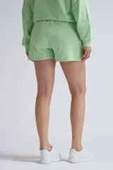 Short deportivo verde claro de tela French Terry, con cintura elástica ajustable con cordón.