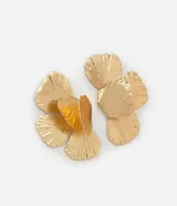 Par de caravanas doradas con forma de flor con pétalos texturizados.