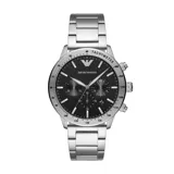 Reloj Emporio Armani con caja de acero inoxidable plateado de 43mm, esfera negra con acabado sunray, subesferas de cronógrafo, ventana de fecha a las 4, manecillas e índices plateados, correa de acero inoxidable plateada con cierre desplegable y resistencia al agua de 3 ATM.