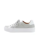 Sneaker de cuero vacuno con estampado de camuflaje y suela marrón.