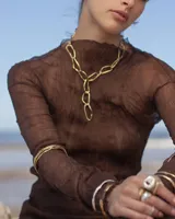 Collar plateado con eslabones grandes de metal con forma irregular.