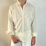 Camisa de lino a rayas amarillas y blancas, con cuello mao y corte regular.
