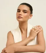 Set de tres anillos de metal con baño dorado. El kit incluye un anillo robusto con una perla artificial grande, un anillo abierto con una perla artificial mediana y un anillo minimalista de banda lisa.