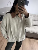 Campera de pana color crudo con cierre y bolsillos.