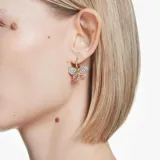 Aros colgantes con forma de mariposa, decorados con cristales multicolores engarzados en pavé y baño de oro. Cierre tipo gancho. Colección Idyllia de Swarovski.